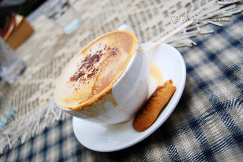 咖啡,无人,横图,俯视,室内,特写,白天,幸福,餐桌,桌子,杯子,餐具,阴影,反射,布料,瓷器,碟子,方格,格子,盘,影子,卡布奇诺,杯垫,咖啡杯,陶瓷制品,一杯,布纹,娱乐,桌布,饮料,两个,盘子,餐巾,垫子,碟,台布,享受,休闲,温馨,放松,乐趣,餐台,提神,舒适,瓷杯,醒脑,软饮料,卡布奇诺咖啡,卡布基诺,餐桌布,彩图,高角度拍摄,卡布基诺咖啡,shxw1