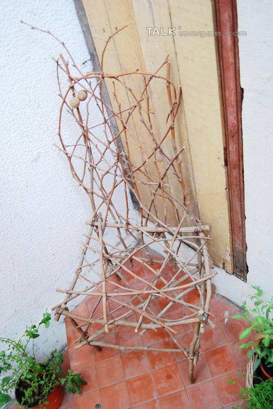 无人,竖图,室内,白天,正面,植物,叶子,艺术,环绕,造型,缠绕,盆栽,墙,绿叶,枝条,盆景,墙壁,墙面,树枝,绿色,自然,嫩叶,生长,成长,纠缠,虬枝,枝杈,叶,叶片,彩图,shxw1