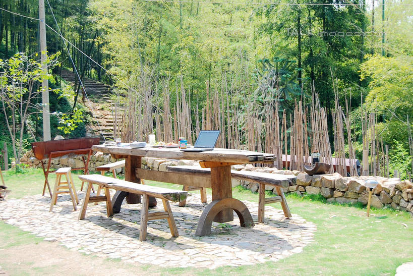 无人,横图,室外,白天,正面,旅游,度假,纯洁,电脑,笔记本电脑,草地,草坪,美景,植物,桌面,桌子,竹子,餐具,椅子,阴影,光线,网络,木制,碟子,盘,影子,木椅,木桌,景观,竹林,娱乐,通讯设备,草,绿色,阳光,自然,盘子,木制品,碟,享受,休闲,景色,放松,一台,无线,高雅,自然风光,通信设备,无线网络,无线上网,便携式电脑,奉献,质朴,正直,担当,手提电脑,竹,彩图,木桌子,奋进,操守,四君子,岁寒三友,性坚,虚怀,虚心,善群,卓尔,shxw1