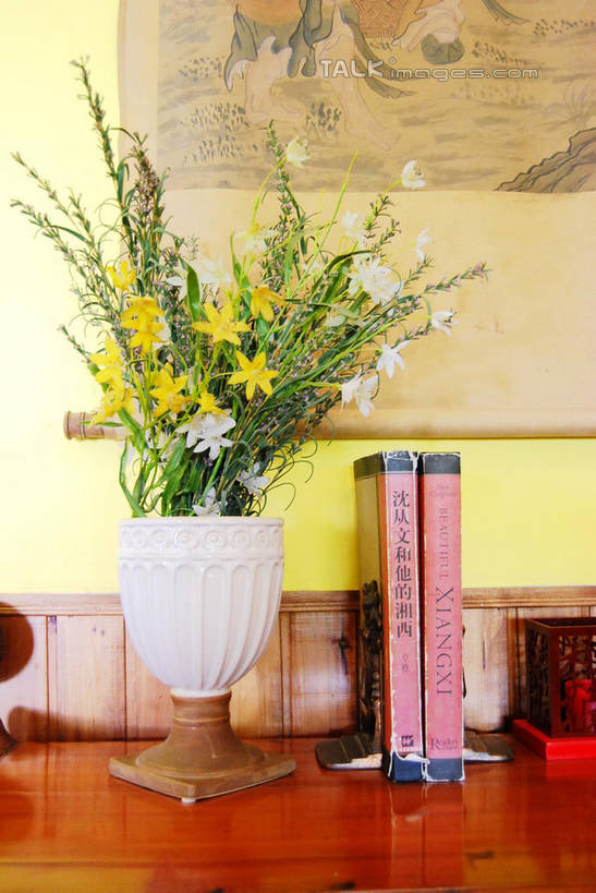 无人,竖图,室内,特写,白天,正面,智慧,桌面,桌子,花瓶,书籍,叶子,阴影,艺术,盛开,反射,木制,影子,陶瓷,木桌,墙,绿叶,陶瓷制品,花蕾,文化,墙壁,墙面,花,花瓣,花朵,鲜花,插花,木制品,瓶子,书本,花苞,花蕊,嫩叶,插花艺术,创造,创作,想象,叶,叶片,书,图书,彩图,木桌子,shxw1