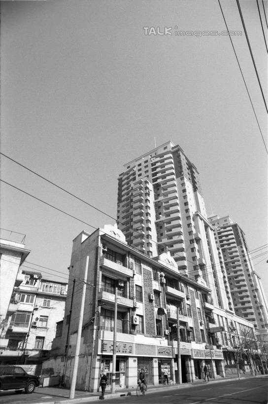 无人,家,高楼大厦,竖图,黑白,室外,白天,仰视,旅游,度假,美景,植物,城市风光,城市,大厦,道路,建筑,路,路灯,摩天大楼,公路,照明,上海,中国,亚洲,阴影,光线,影子,房屋,屋子,景观,公寓,建筑群,灯光,枝条,交通,娱乐,建设,洋房,楼房,住宅,灯,树,树木,树枝,绿色,天空,阳光,自然,天,享受,休闲,景色,放松,生长,成长,武康大楼,淮海路,照亮,申,照明设备,东亚,淮海中路,徐汇区,上海市,中华人民共和国,沪,华东地区,虬枝,枝杈,马路,低角度拍摄,房子,大楼,高层建筑,高楼,摩天楼,东美特公寓,诺曼底公寓,shylt1