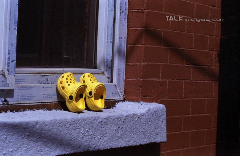 无人,家,横图,室外,白天,正面,凉鞋,度假,建材,美景,窗户,城市风光,城市,建筑,鞋子,上海,中国,亚洲,一双,阴影,光线,材料,影子,砖,砖块,房屋,墙,屋子,景观,公寓,清凉,娱乐,洋房,楼房,玻璃窗,墙壁,墙面,住宅,黄色,阳光,享受,休闲,砖头,景色,放松,建造,红砖,申,舒适,东亚,上海市,中华人民共和国,沪,华东地区,花园鞋,洞洞鞋,石料,彩图,房子,砌墙砖,shylt1