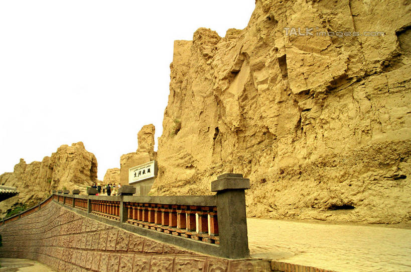 无人,栏杆,横图,室外,白天,正面,旅游,度假,石头,美景,名胜古迹,山,山脉,标志建筑,道路,地标,建筑,路,公路,中国,亚洲,阴影,遗迹,光线,石子,影子,景观,山顶,山峰,围栏,交通,山峦,古迹,文物,娱乐,建设,古建筑,护栏,阳光,自然,群山,享受,休闲,旅游胜地,景色,放松,自然风光,古文明,东亚,交河故城,吐鲁番,新疆,中华人民共和国,新疆维吾尔自治区,西北地区,颠峰,极峰,亚尔乡,石块,马路,彩图,火洲,吐鲁番地区,新,shzwj1