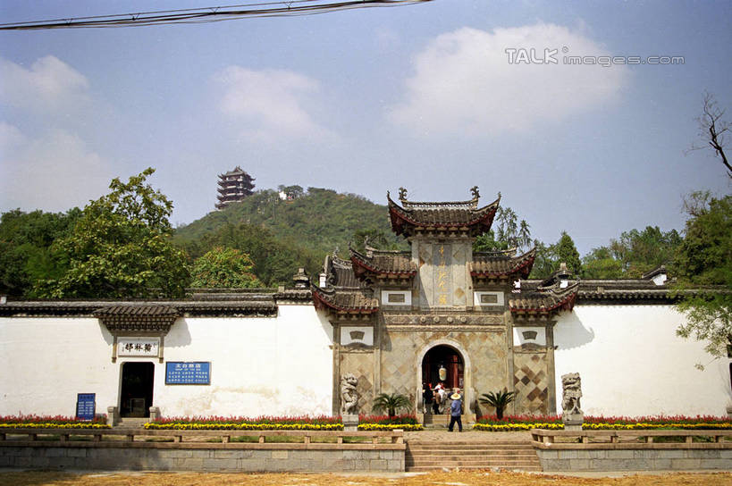 无人,寺庙,横图,室外,白天,正面,旅游,度假,石头,名胜古迹,植物,标志建筑,地标,建筑,中国,亚洲,阴影,节日,遗迹,光线,石子,影子,墙,云,云朵,燃烧,云彩,古迹,文化,文物,娱乐,建设,古建筑,墙壁,墙面,树,树木,蓝色,绿色,白云,蓝天,天空,阳光,自然,香火,庙宇,天,祈祷,享受,休闲,健康,旅游胜地,放松,许愿,宗教,信仰,生长,晴朗,成长,纪念,祈求,古文明,东亚,安徽,安徽省,马鞍山,李白纪念馆,中华人民共和国,华东地区,皖,马鞍山市,平安,石块,晴空,彩图,庙,寺,采石矶,shzwj1