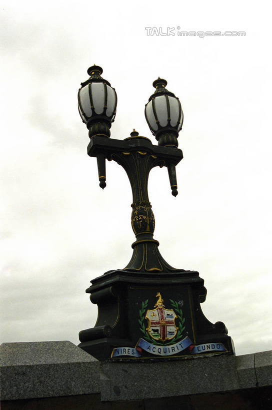 无人,竖图,室外,白天,仰视,度假,美景,城市风光,城市,路灯,照明,澳大利亚,阴影,光线,影子,景观,云,云朵,灯光,云彩,娱乐,灯,蓝色,白云,蓝天,天空,阳光,天,享受,休闲,景色,放松,晴朗,照亮,照明设备,大洋洲,澳洲,墨尔本,南方大陆,首府,澳大利亚联邦,维多利亚,维多利亚州,新金山,晴空,彩图,低角度拍摄,shzwj1