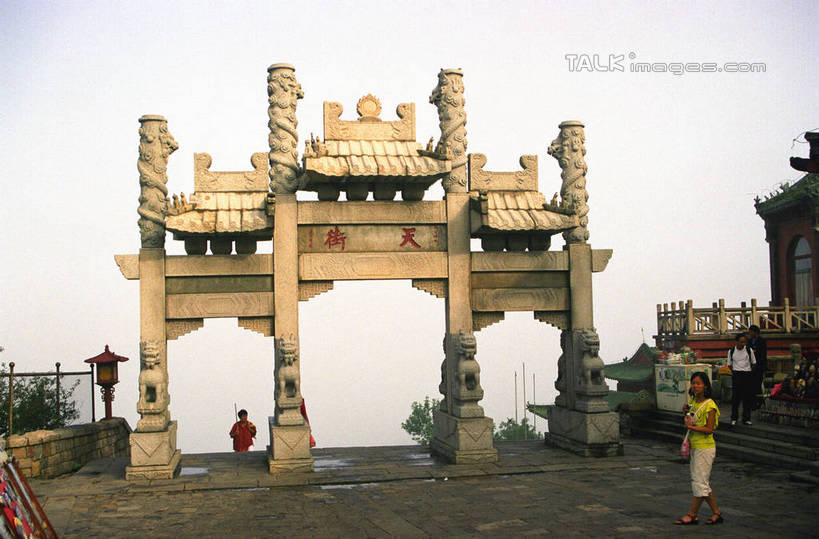 东方人,两个人,走,横图,室外,白天,正面,旅游,度假,石头,名胜古迹,标志建筑,地标,建筑,泰山,中国,亚洲,行人,游客,游人,阴影,服装,遗迹,光线,标志,石子,文字,影子,字符,注视,休闲装,黄种人,古迹,文物,娱乐,标识,建设,古建筑,山东,路人,旅客,衣服,蓝色,蓝天,天空,阳光,天,观察,看,享受,休闲,休闲服,汉字,旅游胜地,放松,服饰,晴朗,观看,察看,关注,中文,古文明,东亚,山东省,泰安,万里无云,中华人民共和国,华东地区,国文,华文,鲁,泰安市,过客,岱山,岱宗,东岳,中国五岳之首,男人,男性,年轻男性,年轻女性,女人,女性,亚洲人,石块,晴空,晴空万里,步行,散步,走路,彩图,全身,shzwj1