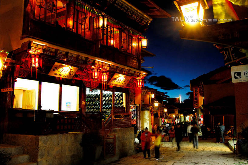 无人,家,商店,横图,室外,夜晚,正面,购物,度假,消费,美景,城市风光,城市,路灯,照明,香格里拉,中国,亚洲,阴影,光线,影子,房屋,屋子,景观,公寓,灯光,娱乐,洋房,楼房,迪庆,云南,住宅,灯,享受,休闲,景色,放松,金融,百货,照亮,照明设备,选购,贸易,东亚,中甸,迪庆藏族自治州,云南省,中华人民共和国,西南地区,血拼,滇,迪庆州,香格里拉县,彩图,房子,店铺,杂货店,杂货铺,shzxz1