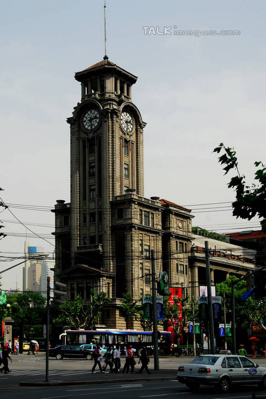 无人,博物馆,竖图,室外,白天,正面,度假,美景,植物,城市风光,标志建筑,城市,道路,地标,建筑,路,公路,汽车,上海,中国,亚洲,阴影,研究,光线,影子,景观,建筑群,交通,教育,娱乐,建设,浦东,车,树,树木,蓝色,绿色,蓝天,天空,阳光,自然,交通工具,轿车,天,享受,休闲,景色,放松,生长,晴朗,成长,展览,申,欣赏,美术馆,载具,陈列,浦东新区,东亚,上海市,上海美术馆,万里无云,中华人民共和国,沪,华东地区,典藏,晴空,晴空万里,马路,彩图,上南路,shzxz1