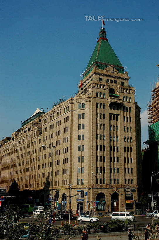 无人,餐厅,竖图,室外,白天,仰视,度假,美景,植物,城市风光,标志建筑,城市,地标,建筑,汽车,上海,中国,亚洲,阴影,光线,影子,景观,建筑群,娱乐,建设,车,树,树木,蓝色,绿色,蓝天,天空,阳光,自然,交通工具,轿车,天,享受,休闲,景色,放松,南京东路,生长,晴朗,成长,申,载具,和平饭店,黄浦区,东亚,上海市,万里无云,中华人民共和国,沪,华东地区,晴空,晴空万里,彩图,低角度拍摄,餐馆,饭店,饭馆,shzxz1