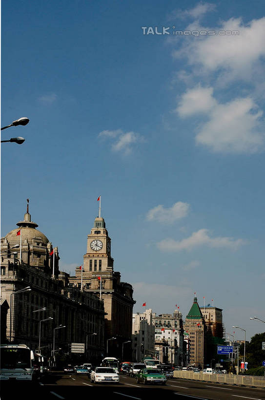 无人,高楼大厦,竖图,室外,白天,正面,度假,美景,城市风光,标志建筑,城市,大厦,地标,建筑,摩天大楼,旗帜,上海,中国,亚洲,阴影,时间,光线,时钟,影子,景观,云,云朵,建筑群,钟楼,计时,云彩,娱乐,旗子,建设,蓝色,白云,蓝天,天空,阳光,钟表,天,享受,休闲,表,景色,放松,南京东路,晴朗,申,和平饭店,黄浦区,东亚,上海市,中华人民共和国,沪,华东地区,塔钟,旌旗,旗号,钟,晴空,彩图,大楼,高层建筑,高楼,摩天楼,shzxz1