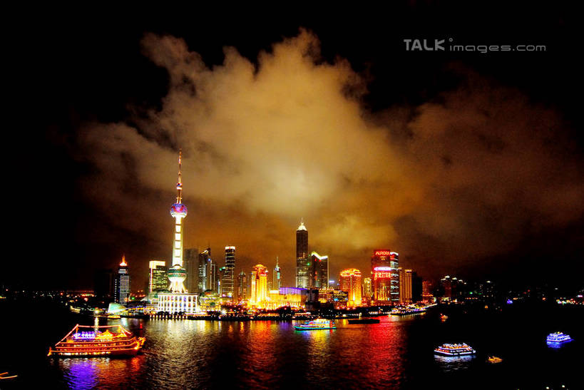 无人,高楼大厦,横图,全景,彩色,室外,夜晚,正面,度假,河流,美景,水,天际线,城市风光,标志建筑,城市,大厦,地标,建筑,轮船,摩天大楼,霓虹灯,夜景,船,上海,中国,亚洲,阴影,光线,影子,河水,景观,水流,云,云朵,建筑群,灯光,七彩,云彩,娱乐,光源,建设,东方明珠,黄浦江,金茂大厦,浦东,霓虹,灯,白云,交通工具,外滩,享受,休闲,景色,放松,环球金融中心,申,照明设备,载具,电视塔,柏悦酒店,国际贸易金融中心,合生国际大厦,花旗集团大厦,金融中心,陆家嘴,陆家嘴金融中心,浦东新区,上海环球金融中心,香格里拉酒店,震旦国际大楼,东亚,东方明珠电视塔,上海市,中华人民共和国,沪,华东地区,氖灯,彩图,大楼,高层建筑,高楼,摩天楼,黄埔滩,上海外滩,外黄埔滩,shzxz1