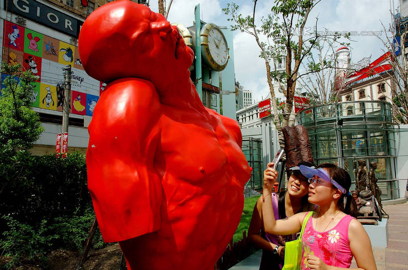 东方人,两个人,伙伴,朋友,家,站,举,笑,微笑,露齿笑,横图,室外,白天,正面,友谊,草地,草坪,植物,帽子,相机,雕塑,亚洲,握,阴影,服装,艺术,装饰,时间,光线,背心,雕刻,雕像,时钟,影子,房屋,屋子,公寓,拿,计时,拿着,注视,黄种人,运动帽,洋房,楼房,住宅,草,树,树木,拍照,衣服,蓝色,绿色,蓝天,天空,阳光,自然,数码相机,工艺品,钟表,天,观察,看,托,站着,表,鸭舌帽,握着,摄影,服饰,生长,晴朗,成长,观看,纪念,美术,察看,衣着,穿着,关注,主题,陈列,万里无云,功能,美学,衣饰,友情,年轻女性,女人,女性,亚洲人,照相机,钟,晴空,晴空万里,举起,举手,举着,抬头,向上举,向上伸,向上托,仰头,站立,半身,彩图,照相,房子,shzxz1