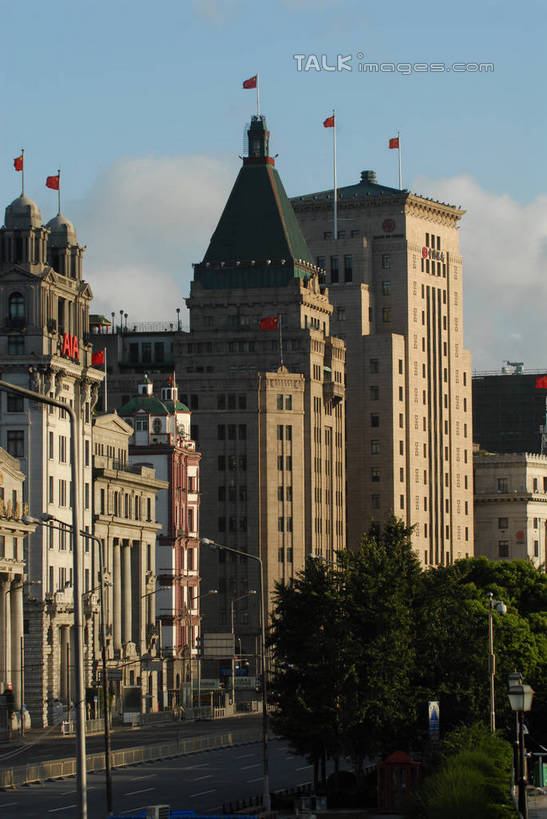 无人,高楼大厦,竖图,室外,白天,正面,度假,美景,植物,城市风光,标志建筑,城市,大厦,地标,建筑,摩天大楼,旗帜,上海,中国,亚洲,阴影,光线,影子,景观,云,云朵,建筑群,云彩,娱乐,旗子,建设,树,树木,蓝色,绿色,白云,蓝天,天空,阳光,自然,天,享受,休闲,景色,放松,南京东路,生长,晴朗,成长,申,和平饭店,黄浦区,东亚,上海市,中华人民共和国,沪,华东地区,旌旗,旗号,晴空,彩图,大楼,高层建筑,高楼,摩天楼,shzxz1