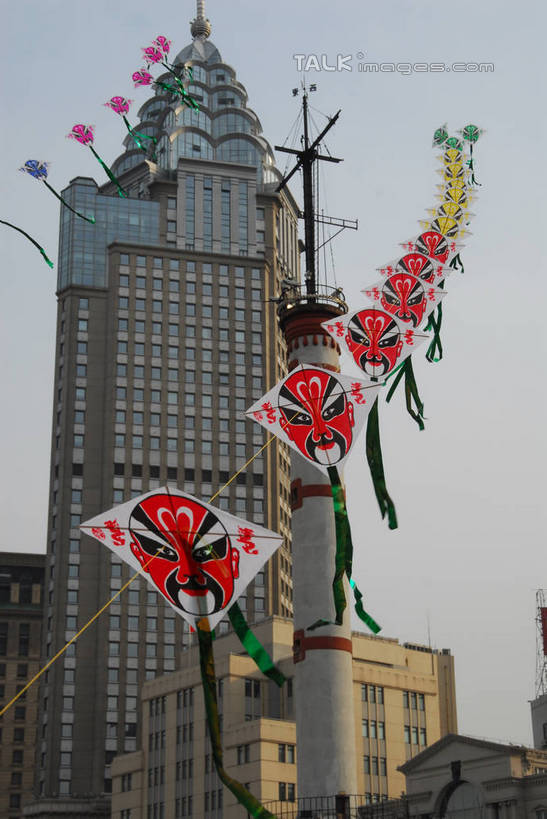 无人,高楼大厦,竖图,室外,白天,仰视,度假,美景,城市风光,城市,大厦,建筑,摩天大楼,上海,中国,亚洲,阴影,光线,面具,影子,景观,云,云朵,云彩,文化,娱乐,蓝色,白云,蓝天,天空,阳光,脸谱,风筝,天,享受,休闲,景色,放松,放风筝,晴朗,申,纸鸢,中国文化,黄浦区,京剧,东亚,放鹞子,鹞,鹞子,鸢,木鸢,延安东路,戏曲,外滩信号塔,上海市,国粹,中华人民共和国,沪,华东地区,晴空,彩图,低角度拍摄,大楼,高层建筑,高楼,摩天楼,国剧,京戏,平剧,中国戏曲,京剧脸谱,传统文化,shzxz1