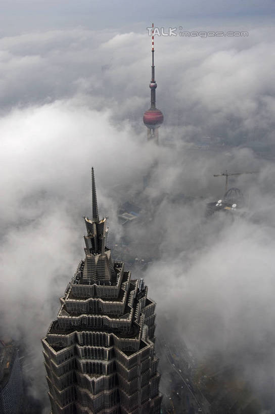 无人,高楼大厦,竖图,俯视,航拍,室外,白天,度假,美景,雾,城市风光,标志建筑,城市,大厦,地标,建筑,摩天大楼,上海,中国,亚洲,朦胧,模糊,景观,云,云朵,云彩,娱乐,建设,东方明珠,金茂大厦,浦东,白云,享受,休闲,景色,放松,申,迷雾,鸟瞰,金融中心,陆家嘴,陆家嘴金融贸易区,浦东新区,东亚,东方明珠广播电视塔,东方明珠电视塔,上海市,中华人民共和国,沪,华东地区,金茂大楼,大雾,彩图,高角度拍摄,大楼,高层建筑,高楼,摩天楼,shzxz1