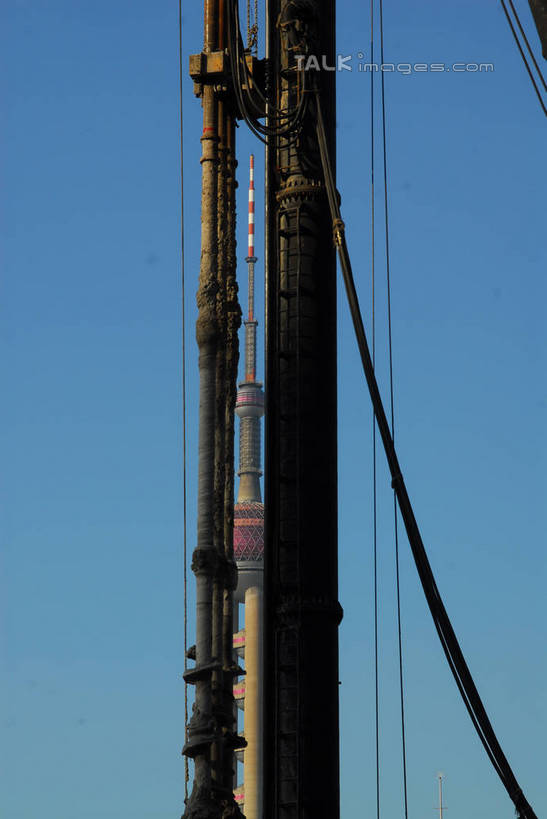 无人,高楼大厦,竖图,室外,白天,正面,度假,美景,城市风光,标志建筑,城市,大厦,地标,建筑,摩天大楼,上海,中国,亚洲,阴影,光线,影子,景观,娱乐,建设,东方明珠,浦东,蓝色,蓝天,天空,阳光,天,享受,休闲,机械,景色,放松,晴朗,申,电视塔,金融中心,陆家嘴,陆家嘴金融贸易区,浦东新区,东亚,东方明珠广播电视塔,东方明珠电视塔,上海市,打桩机,万里无云,中华人民共和国,沪,华东地区,打桩,重型工程机械,桩锤,桩工机械,桩架,晴空,晴空万里,彩图,大楼,高层建筑,高楼,摩天楼,东方明珠塔,shzxz1