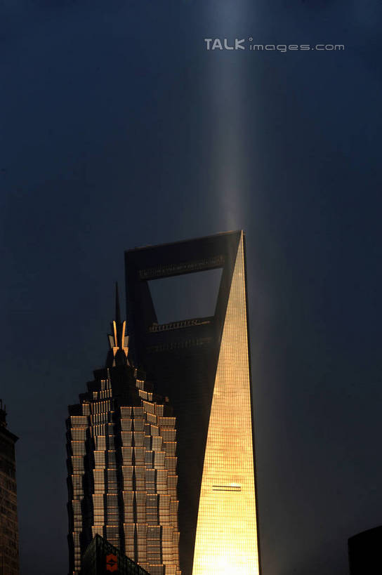 无人,高楼大厦,竖图,室外,白天,仰视,度假,美景,城市风光,标志建筑,城市,大厦,地标,建筑,摩天大楼,上海,中国,亚洲,阴影,光线,影子,景观,娱乐,建设,金茂大厦,浦东,蓝色,蓝天,天空,阳光,天,享受,休闲,景色,放松,环球金融中心,晴朗,申,柏悦酒店,金融中心,陆家嘴,陆家嘴金融贸易区,浦东新区,上海环球金融中心,东亚,上海市,万里无云,中华人民共和国,沪,华东地区,金茂大楼,环球金融中心大厦,晴空,晴空万里,彩图,低角度拍摄,大楼,高层建筑,高楼,摩天楼,shzxz1