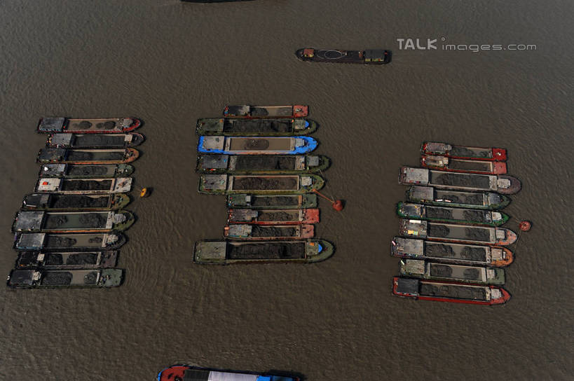 无人,横图,俯视,航拍,室外,白天,度假,河流,美景,水,城市风光,城市,轮船,船,上海,中国,亚洲,许多,停靠,阴影,波纹,光线,影子,河水,景观,水流,涟漪,很多,娱乐,黄浦江,浦东,倒影,水纹,阳光,交通工具,波浪,享受,休闲,景色,放松,申,倒映,鸟瞰,停泊,载具,陆家嘴,浦东新区,东亚,上海市,中华人民共和国,沪,华东地区,水晕,反照,彩图,高角度拍摄,春申江,shzxz1