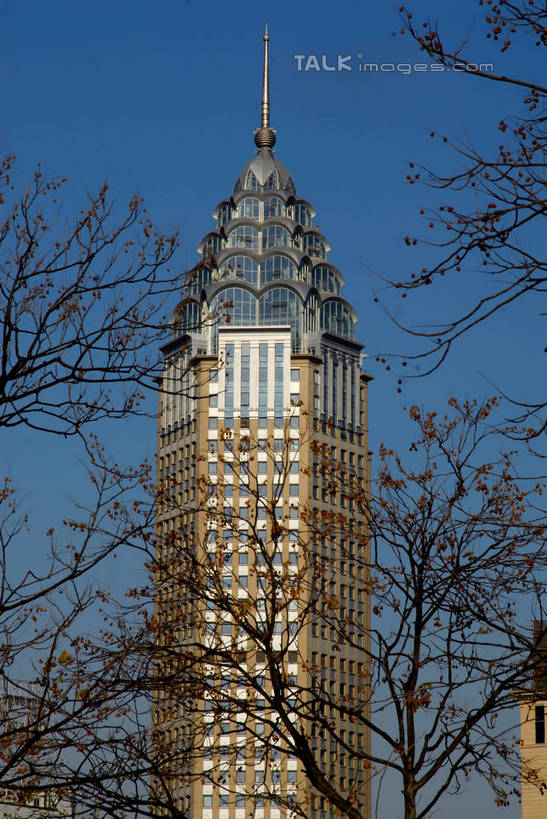 无人,高楼大厦,竖图,室外,白天,仰视,度假,美景,植物,城市风光,标志建筑,城市,大厦,地标,建筑,摩天大楼,上海,中国,亚洲,阴影,光线,影子,景观,娱乐,建设,树,树木,蓝色,绿色,蓝天,天空,阳光,自然,天,享受,休闲,景色,放松,生长,晴朗,成长,申,黄浦区,东亚,上海市,光明大厦,万里无云,中华人民共和国,沪,华东地区,晴空,晴空万里,彩图,低角度拍摄,大楼,高层建筑,高楼,摩天楼,金陵东路,shzxz1