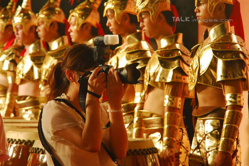 东方人,一个人,站,横图,室外,夜晚,侧面,度假,安全,美景,城市风光,城市,夜景,相机,雕塑,上海,中国,亚洲,仅一个年轻女性,仅一个女性,仅一个人,握,服装,艺术,装饰,雕刻,雕像,盔甲,景观,防护,拿,拿着,注视,休闲装,黄种人,娱乐,拍照,衣服,数码相机,工艺品,观察,看,站着,享受,休闲,休闲服,景色,单反,放松,握着,摄影,服饰,观看,纪念,单反相机,保护,美术,申,察看,关注,主题,保险,防御,陈列,东亚,上海市,中华人民共和国,沪,华东地区,铠甲,功能,美学,防具,防卫,平安,年轻女性,女人,女性,亚洲人,照相机,站立,半身,彩图,照相,甲胄,shzxz1