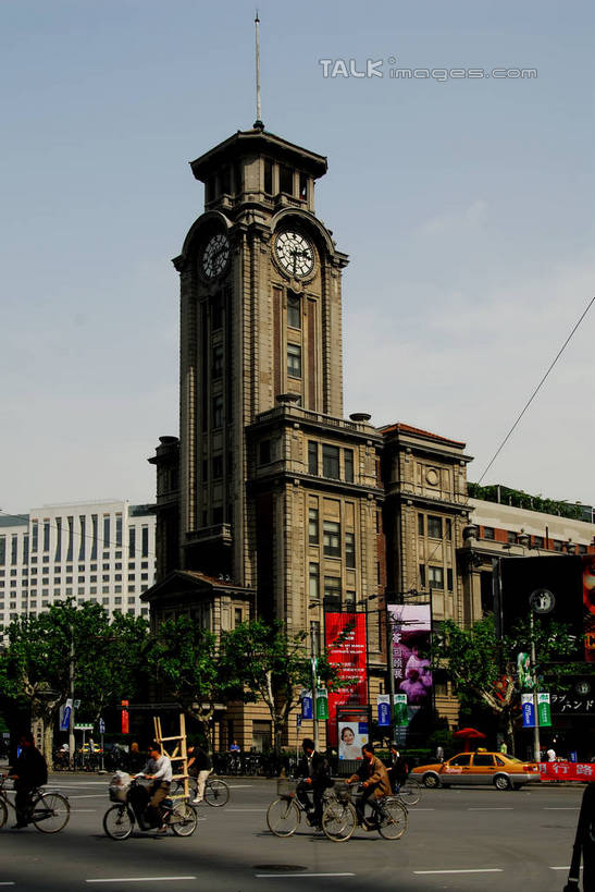 东方人,博物馆,走,竖图,室外,白天,仰视,旅游,度假,植物,标志建筑,道路,地标,建筑,路,公路,汽车,上海,中国,亚洲,行人,游客,游人,阴影,服装,研究,电力,光线,电线,线,影子,电能,交通,许多人,教育,线路,注视,休闲装,黄种人,娱乐,建设,浦东,路人,旅客,车,树,树木,衣服,蓝色,绿色,蓝天,天空,阳光,自然,交通工具,轿车,天,观察,看,一群人,享受,休闲,休闲服,旅游胜地,放松,服饰,生长,晴朗,成长,观看,展览,电,电源,电源线,申,察看,关注,欣赏,美术馆,载具,能量,陈列,浦东新区,东亚,上海市,上海美术馆,万里无云,中华人民共和国,沪,华东地区,典藏,过客,男人,男性,年轻男性,年轻女性,女人,女性,亚洲人,晴空,晴空万里,马路,步行,散步,走路,半身,彩图,低角度拍摄,上南路,shzxz1