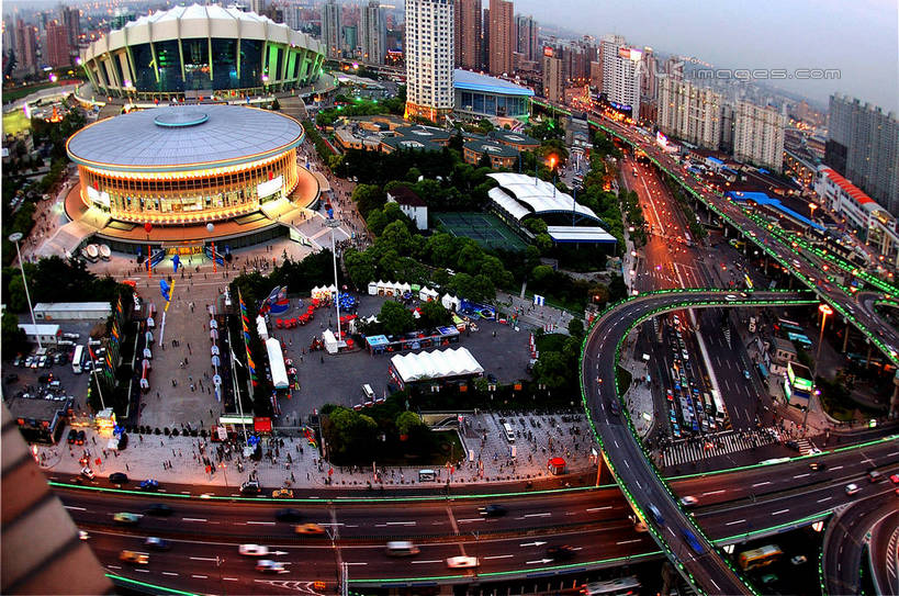 无人,高楼大厦,横图,全景,俯视,航拍,彩色,室外,白天,度假,美景,天际线,植物,城市风光,标志建筑,城市,大厦,道路,地标,建筑,路,摩天大楼,霓虹灯,公路,汽车,上海,中国,亚洲,阴影,光线,影子,景观,灯光,七彩,交通,娱乐,光源,建设,霓虹,车,灯,树,树木,绿色,交通工具,轿车,享受,休闲,景色,放松,生长,成长,申,照明设备,鸟瞰,载具,东亚,上海体育馆,徐汇区,上海大舞台,上海市,中华人民共和国,沪,华东地区,氖灯,马路,彩图,高角度拍摄,大楼,高层建筑,高楼,摩天楼,万人体育馆,shzxz1
