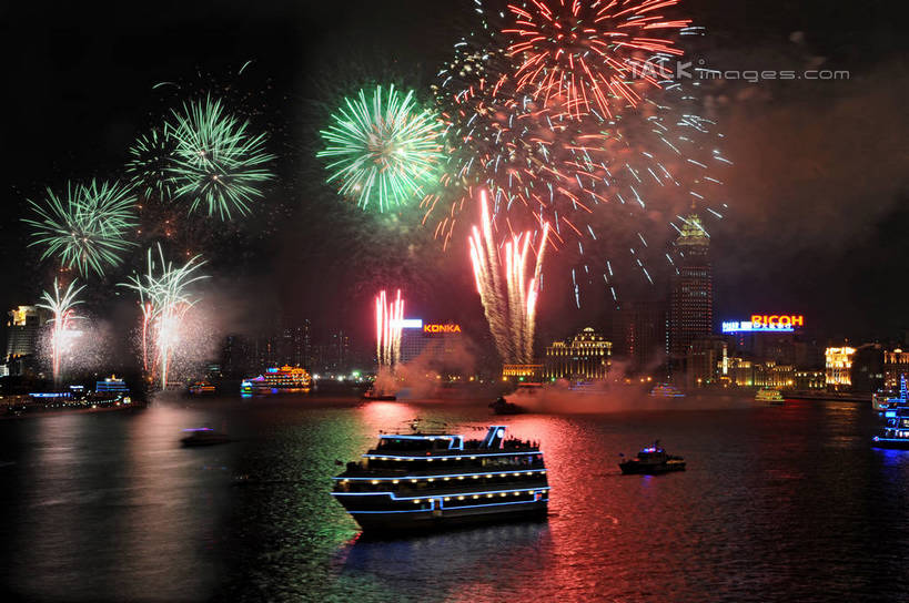 无人,高楼大厦,横图,彩色,室外,夜晚,正面,长时间曝光,度假,河流,美景,水,城市风光,标志建筑,城市,大厦,地标,建筑,摩天大楼,霓虹灯,烟火,夜景,船,上海,中国,亚洲,阴影,波纹,朦胧,模糊,光线,影子,河水,景观,水流,灯光,七彩,涟漪,辉煌,娱乐,光源,建设,浦东,霓虹,游轮,游船,灯,倒影,水纹,焰火,交通工具,邮轮,波浪,享受,休闲,灿烂,景色,放松,璀璨,申,倒映,照明设备,载具,礼花,光辉,曝光,黄浦区,金融中心,陆家嘴,陆家嘴金融贸易区,浦东新区,震旦国际大楼,东亚,上海市,光明大厦,中华人民共和国,沪,华东地区,水晕,氖灯,花炮,礼花炮,绚烂,旅游船,光耀,反照,烟花,彩图,大楼,高层建筑,高楼,摩天楼,金陵东路,shzxz1