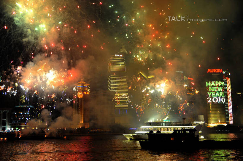 无人,高楼大厦,横图,彩色,室外,夜晚,正面,长时间曝光,度假,河流,美景,水,城市风光,标志建筑,城市,大厦,地标,建筑,轮船,摩天大楼,霓虹灯,烟火,夜景,船,上海,中国,亚洲,阴影,波纹,朦胧,模糊,光线,影子,河水,景观,水流,灯光,七彩,涟漪,辉煌,娱乐,光源,建设,东方明珠,浦东,霓虹,灯,倒影,水纹,焰火,交通工具,波浪,享受,休闲,灿烂,景色,放松,璀璨,申,倒映,照明设备,载具,礼花,电视塔,光辉,曝光,金融中心,陆家嘴,陆家嘴金融贸易区,浦东新区,东亚,东方明珠广播电视塔,东方明珠电视塔,滨江大道,上海国际会议中心,上海国际新闻中心,上海市,中华人民共和国,沪,华东地区,水晕,氖灯,花炮,礼花炮,绚烂,光耀,反照,烟花,彩图,大楼,高层建筑,高楼,摩天楼,东方明珠塔,shzxz1