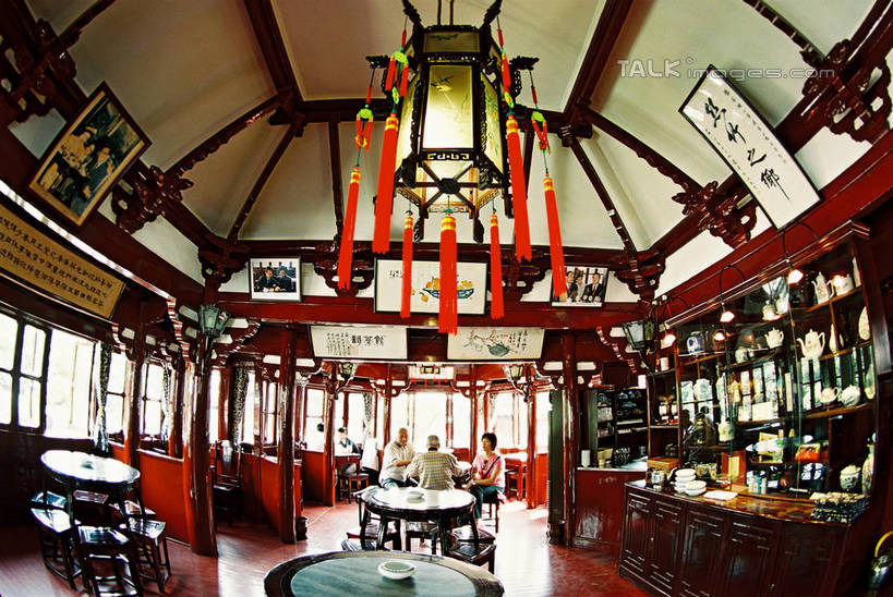 无人,横图,室内,白天,仰视,旅游,度假,名胜古迹,餐桌,桌子,标志建筑,地标,建筑,椅子,照明,雕塑,上海,中国,亚洲,吊挂,悬挂,阴影,遗迹,艺术,装饰,光线,标志,灯笼,雕刻,牌匾,文字,影子,纸灯笼,字符,木椅,灯光,挂,古迹,文化,文物,娱乐,标识,建设,茶楼,古建筑,工艺品,灯具,茶馆,豫园,享受,休闲,汉字,旅游胜地,放松,餐台,纪念,茶室,照亮,美术,申,照明设备,中文,主题,陈列,黄浦区,古文明,东亚,上海市,中华人民共和国,沪,华东地区,功能,美学,国文,华文,茶房,茶肆,彩图,低角度拍摄,shzxz1