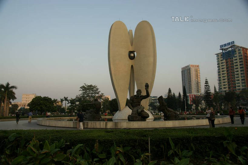 东方人,高楼大厦,走,横图,室外,白天,正面,度假,美景,植物,城市风光,标志建筑,城市,大厦,地标,建筑,摩天大楼,雕塑,中国,亚洲,行人,游客,游人,阴影,服装,艺术,装饰,光线,雕刻,雕像,影子,景观,许多人,休闲装,黄种人,娱乐,建设,路人,旅客,树,树木,衣服,蓝色,绿色,蓝天,天空,阳光,自然,工艺品,天,一群人,享受,休闲,休闲服,景色,放松,服饰,生长,晴朗,成长,纪念,广西,美术,主题,陈列,东亚,北海,万里无云,广西壮族自治区,中华人民共和国,桂,华南地区,北海市,功能,美学,过客,男人,男性,年轻男性,年轻女性,女人,女性,亚洲人,晴空,晴空万里,步行,散步,走路,彩图,全身,大楼,高层建筑,高楼,摩天楼,shzyn1