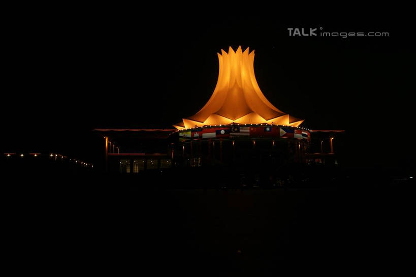 无人,高楼大厦,横图,彩色,室外,夜晚,仰视,度假,美景,城市风光,标志建筑,城市,大厦,地标,建筑,摩天大楼,霓虹灯,夜景,中国,亚洲,阴影,光线,影子,景观,灯光,七彩,娱乐,光源,建设,霓虹,灯,享受,休闲,橙色,景色,放松,广西,照明设备,东亚,南宁,广西壮族自治区,首府,中华人民共和国,桂,华南地区,南宁市,南宁国际会展中心,氖灯,彩图,低角度拍摄,大楼,高层建筑,高楼,摩天楼,shzyn1