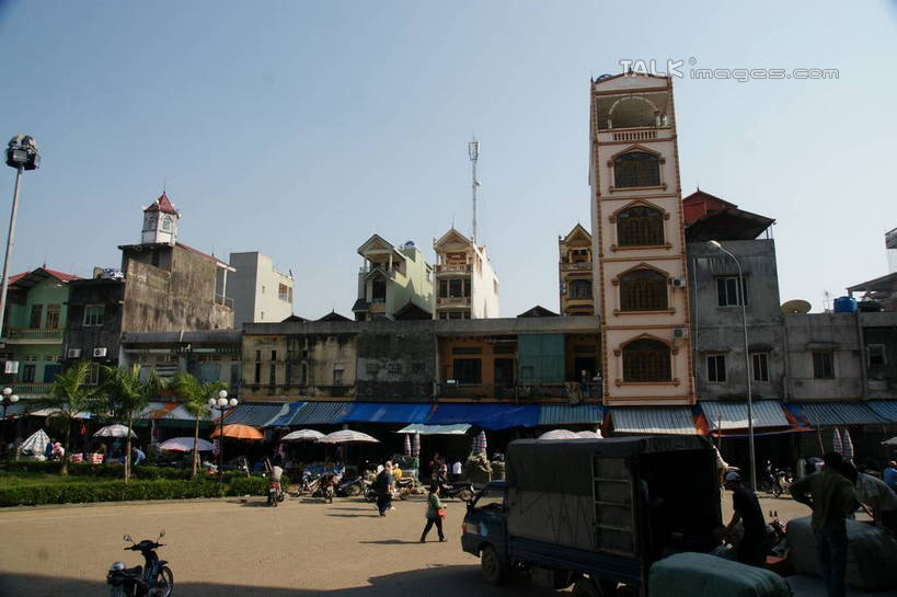 无人,家,商店,横图,室外,白天,仰视,购物,度假,消费,美景,植物,城市风光,超市,城市,道路,路,路灯,商场,公路,照明,越南,亚洲,阴影,光线,影子,房屋,屋子,景观,灯光,交通,娱乐,楼房,住宅,灯,树,树木,蓝色,绿色,蓝天,天空,阳光,自然,天,享受,休闲,景色,放松,金融,百货,东南亚,生长,晴朗,成长,照亮,照明设备,选购,贸易,百货公司,芒街,万里无云,越南社会主义共和国,血拼,广宁省,晴空,晴空万里,马路,彩图,低角度拍摄,房子,购物商场,购物中心,商业中心,芒街市,shzyn1