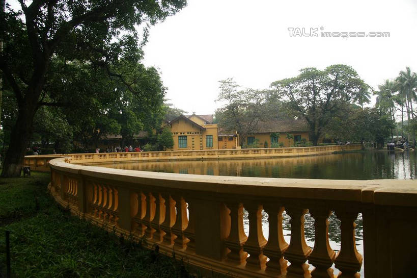 无人,家,栏杆,横图,室外,白天,正面,度假,湖,湖泊,美景,水,植物,城市风光,城市,越南,亚洲,波纹,房屋,屋子,湖面,景观,水流,水面,公寓,围栏,涟漪,首都,娱乐,洋房,护栏,楼房,住宅,树,树木,绿色,倒影,水纹,天空,自然,波浪,湖水,天,享受,休闲,景色,放松,东南亚,生长,成长,倒映,河内,越南社会主义共和国,百花春城,水晕,反照,彩图,房子,shzyn1