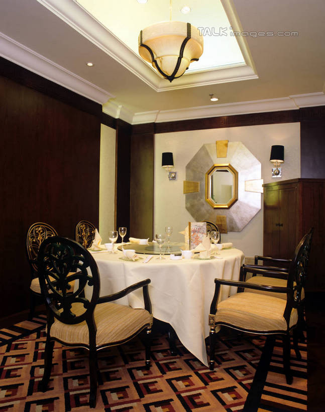 无人,餐厅,竖图,室内,白天,正面,餐桌,地毯,桌子,杯子,餐具,椅子,照明,阴影,装饰,编织,光线,布料,碟子,盘,影子,手工艺品,墙,灯光,织物,布纹,顶灯,墙壁,墙面,玻璃制品,灯,桌布,盘子,餐巾,水杯,工艺品,灯具,碟,台布,餐台,华丽,修饰,照亮,点缀,照明设备,衬托,美观,雅致,雅观,玻璃杯,餐桌布,彩图,餐馆,饭店,饭馆,szzm1