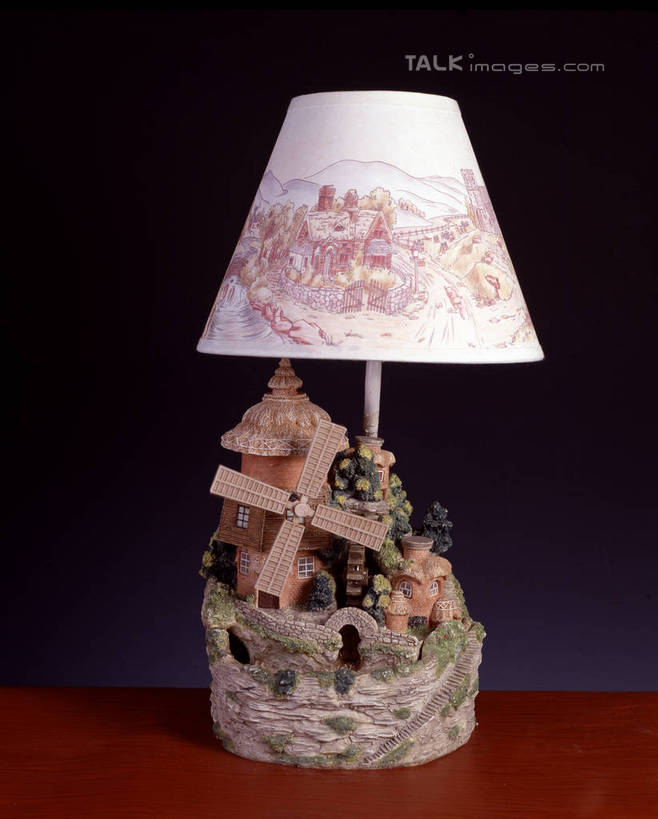 无人,竖图,室内,特写,白天,正面,灌溉,台灯,桌面,桌子,静物,风车,照明,雕塑,阴影,灰色背景,环保,艺术,装饰,反射,木制,雕刻,雕像,影子,木桌,灯光,灯,木制品,工艺品,灯具,摄影,影棚,能源,纪念,照亮,美术,回收,资源,浇灌,荷兰风车,照明设备,主题,陈列,利用,低碳,循环,磨坊,功能,美学,持续,彩图,影棚拍摄,拍摄,木桌子,szzm1