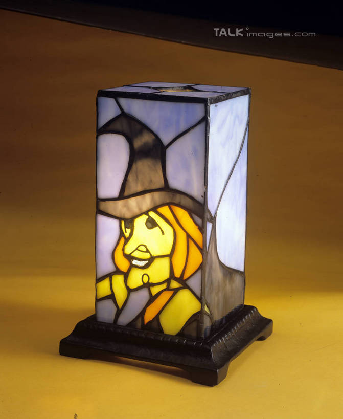 西方人,一个人,无人,竖图,室内,特写,白天,正面,台灯,静物,帽子,照明,欧洲,欧洲人,仅一个女性,仅一个人,阴影,光线,图案,图形,影子,灯光,注视,灯,灯具,观察,看,摄影,仅一个老年女性,影棚,观看,照亮,察看,照明设备,关注,巫师帽,一顶,老年女性,女人,女性,白种人,半身,彩图,影棚拍摄,拍摄,szzm1