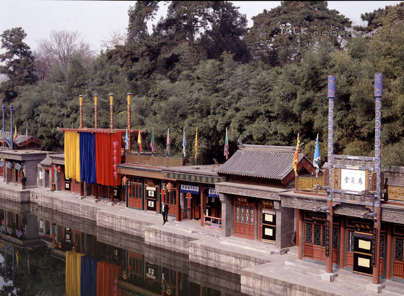 无人,商店,栏杆,横图,室外,白天,正面,度假,美景,树林,植物,城市风光,城市,北京,中国,亚洲,阴影,光线,标志,文字,影子,字符,池塘,景观,水池,围栏,首都,娱乐,标识,商铺,护栏,树,树木,绿色,阳光,自然,药店,享受,休闲,汉字,景色,放松,药房,药铺,生长,成长,中文,东亚,中华人民共和国,北京市,京,北平,华北地区,国文,华文,市肆,商号,彩图,店铺,szzm1