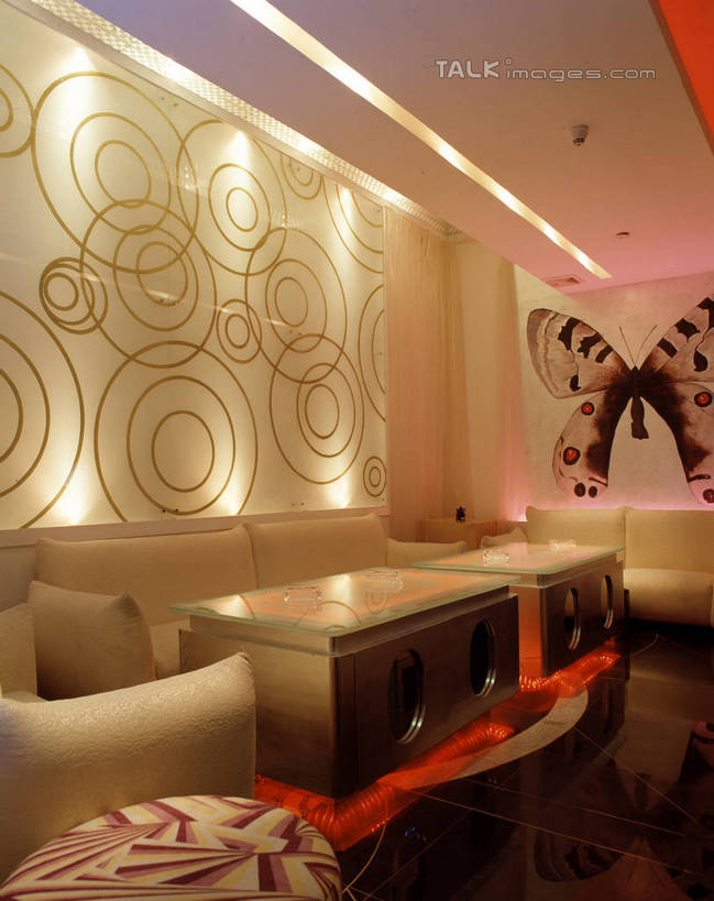 无人,餐厅,竖图,室内,白天,正面,餐桌,地毯,靠垫,沙发,桌子,蝴蝶,杯子,照明,阴影,装饰,编织,光线,昆虫,壁灯,高脚杯,影子,手工艺品,灯光,靠枕,织物,红酒杯,顶灯,玻璃制品,灯,动物,酒杯,工艺品,灯具,垫子,枕头,餐台,华丽,修饰,照亮,点缀,葡萄酒杯,照明设备,益虫,布艺沙发,衬托,美观,雅致,雅观,玻璃杯,彩图,餐馆,饭店,饭馆,szzm1