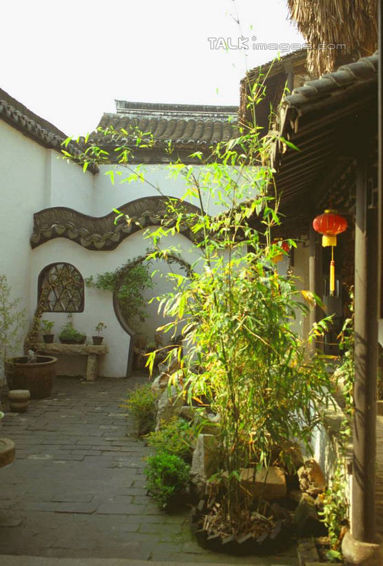 无人,家,竖图,室外,白天,正面,旅游,度假,美景,植物,门,中国,亚洲,许多,悬挂,阴影,光线,灯笼,盆栽,影子,房屋,屋子,景观,拱门,围墙,盆景,娱乐,浙江,民居,住宅,树,树木,浙江省,红色,蓝色,绿色,蓝天,天空,阳光,自然,门框,天,享受,休闲,景色,放松,水乡,生长,成长,自然风光,东亚,西塘,中华人民共和国,华东地区,浙,嘉善,嘉善县,彩图,房子,yzdzj1