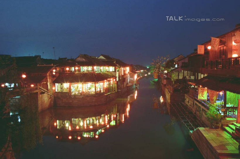 无人,家,横图,俯视,室外,夜晚,旅游,度假,河流,美景,水,植物,中国,亚洲,许多,悬挂,阴影,灯笼,影子,房屋,屋子,河水,景观,水流,灯光,娱乐,浙江,民居,住宅,树,树木,浙江省,红色,蓝色,绿色,倒影,蓝天,天空,自然,天,享受,休闲,闪耀,景色,放松,水乡,生长,成长,自然风光,东亚,照明工具,西塘,中华人民共和国,华东地区,浙,嘉善,嘉善县,彩图,高角度拍摄,房子,yzdzj1