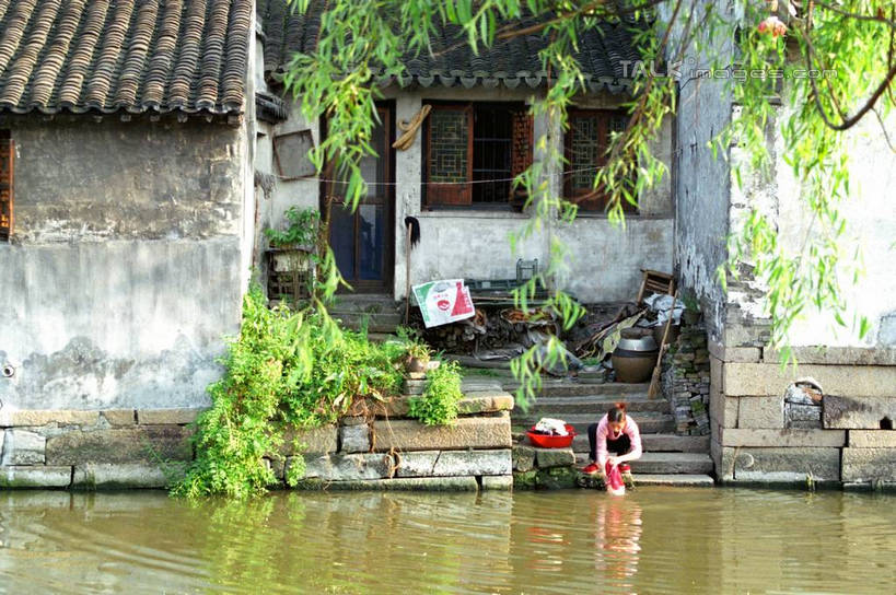 东方人,一个人,家,蹲,横图,室外,白天,正面,旅游,度假,河流,美景,水,植物,中国,亚洲,仅一个女性,仅一个人,许多,阴影,光线,瓦片,影子,房屋,阶梯,墙,屋檐,屋子,河水,景观,水流,黄种人,娱乐,浙江,洗衣,檐,民居,墙壁,墙面,台阶,住宅,树,树木,浙江省,洗衣服,蓝色,绿色,蓝天,天空,阳光,自然,天,仅一个中年女性,享受,休闲,景色,放松,水乡,生长,成长,自然风光,东亚,西塘,中华人民共和国,华东地区,浙,嘉善,嘉善县,女人,女性,中年女性,亚洲人,蹲着,彩图,全身,房子,yzdzj1