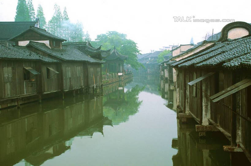 无人,家,横图,室外,白天,正面,旅游,度假,河流,美景,水,植物,中国,亚洲,许多,阴影,光线,瓦片,影子,房屋,屋顶,屋檐,屋子,河水,景观,水流,顶棚,娱乐,浙江,檐,民居,住宅,树,树木,浙江省,蓝色,绿色,倒影,蓝天,天空,阳光,自然,天,享受,休闲,景色,放松,水乡,生长,成长,自然风光,东亚,乌镇,中华人民共和国,华东地区,浙,嘉兴,嘉兴市,桐乡市,彩图,房子,yzdzj1
