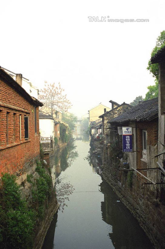 无人,家,竖图,俯视,室外,白天,旅游,度假,河流,美景,水,植物,中国,亚洲,许多,阴影,光线,影子,房屋,屋子,河水,景观,水流,娱乐,江苏,苏州,民居,住宅,树,树木,蓝色,绿色,倒影,蓝天,天空,阳光,自然,天,享受,休闲,景色,放松,水乡,生长,成长,自然风光,东亚,江苏省,苏州市,中华人民共和国,华东地区,苏,木渎,木渎古镇,木渎镇,彩图,高角度拍摄,房子,yzdzj1