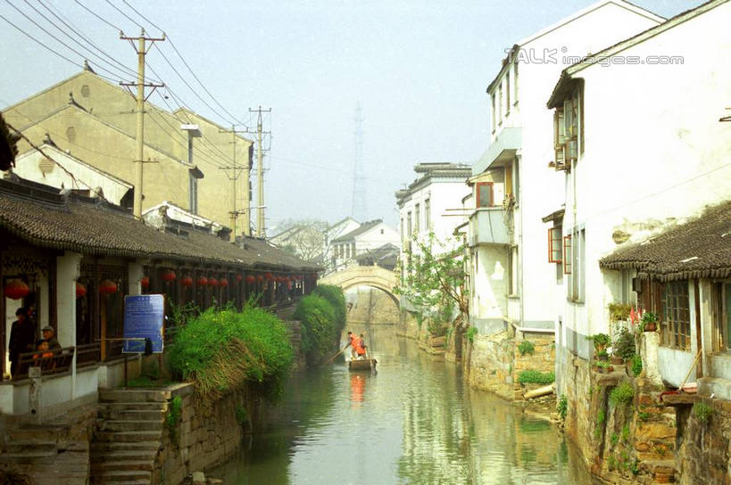 东方人,家,站,走,横图,室外,白天,正面,旅游,度假,河流,美景,水,植物,船,中国,亚洲,一艘,许多,阴影,光线,电线,电线杆,影子,房屋,屋子,河水,景观,水流,木船,许多人,黄种人,娱乐,江苏,苏州,民居,住宅,树,树木,蓝色,绿色,倒影,蓝天,天空,阳光,自然,交通工具,天,行驶,站着,一群人,享受,休闲,景色,放松,水乡,生长,成长,舟,自然风光,东亚,江苏省,苏州市,中华人民共和国,华东地区,苏,木渎,木渎古镇,木渎镇,男人,男性,女人,女性,中年男性,中年女性,亚洲人,步行,散步,站立,走路,彩图,全身,房子,yzdzj1