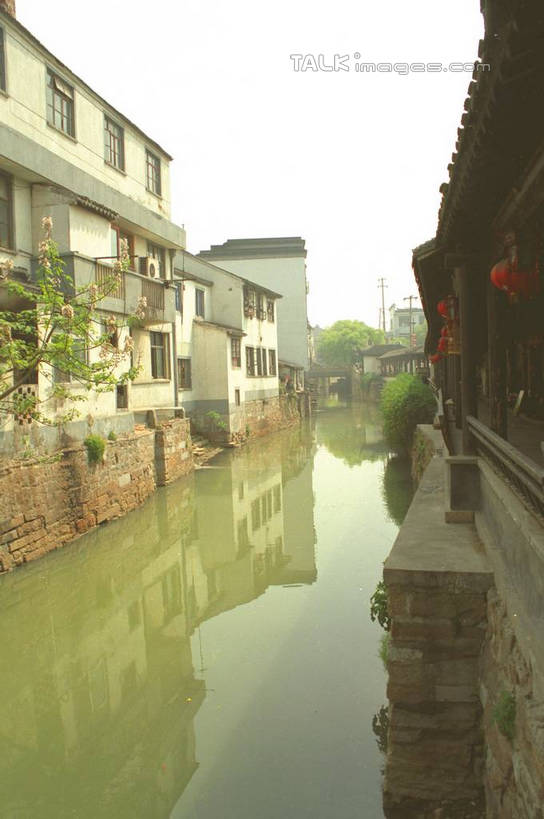 无人,家,竖图,室外,白天,正面,旅游,度假,河流,美景,水,植物,中国,亚洲,许多,阴影,光线,影子,房屋,屋子,河水,景观,水流,娱乐,江苏,苏州,民居,住宅,树,树木,蓝色,绿色,倒影,蓝天,天空,阳光,自然,天,享受,休闲,景色,放松,水乡,生长,成长,自然风光,东亚,江苏省,苏州市,中华人民共和国,华东地区,苏,木渎,木渎古镇,木渎镇,彩图,房子,yzdzj1