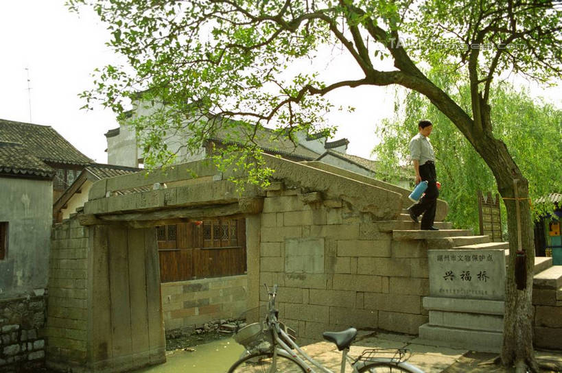 东方人,一个人,家,走,横图,室外,白天,侧面,购物,旅游,度假,消费,河流,石头,美景,水,植物,自行车,袋子,中国,亚洲,仅一个男性,仅一个人,仅一个中年男性,许多,握,阴影,光线,包装袋,石子,手提袋,影子,房屋,屋子,河水,景观,水流,桥,购物袋,拿,拎,拿着,黄种人,娱乐,石桥,浙江,民居,拱桥,住宅,栈桥,车,脚踏车,树,树木,浙江省,蓝色,绿色,蓝天,天空,阳光,自然,交通工具,天,享受,休闲,景色,放松,握着,金融,水乡,拱形,生长,成长,杭州,人行桥,石拱桥,购买,自然风光,贸易,东亚,杭州市,中华人民共和国,华东地区,省会,浙,南浔,南浔古镇,男人,男性,中年男性,亚洲人,石块,步行,散步,走路,彩图,全身,房子,拎着,yzdzj1