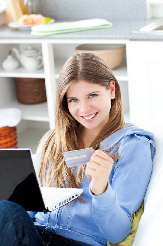 西方人,一个人,客厅,坐,笑,微笑,露齿笑,竖图,室内,白天,正面,信用卡,电脑,笔记本电脑,沙发,欧洲,欧洲人,仅一个年轻女性,仅一个女性,仅一个人,握,阴影,服装,反射,网络,影子,陶瓷,墙,陶瓷制品,置物架,注视,休闲装,通讯设备,架子,墙壁,墙面,衣服,蓝色,容器,碗,观察,看,休闲,休闲服,连帽衫,卡,握着,储蓄卡,服饰,观看,储藏,一台,察看,无线,起居室,储存,关注,通信设备,无线网络,陈列架,帽衫,布艺沙发,无线上网,便携式电脑,搁架,客堂,银行卡,手提电脑,年轻女性,女人,女性,白种人,坐着,半身,彩图,贮存