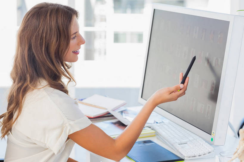 西方人,一个人,商务人士,商务女性,办公室,坐,笑,微笑,露齿笑,横图,室内,白天,侧面,电脑,显示器,鼠标,键盘,窗户,家具,桌子,欧洲,欧洲人,仅一个年轻女性,仅一个女性,仅一个人,握,套装,朦胧,模糊,网络,笔,材料,档案,文件,纸,办公桌,办公用品,拿,拿着,注视,输入设备,通讯设备,玻璃窗,文具,铅笔,手稿,学习用品,资料,观察,看,台式电脑,握着,观看,文具用品,证明,察看,绘图,关注,文档,通信设备,商务装,工薪阶层,输出设备,办公家具,绘画板,绘图板,手绘板,数位板,年轻女性,女人,女性,白种人,白领,上班族,坐着,半身,彩图