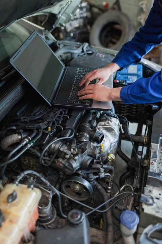 西方人,一个人,工厂,站,竖图,俯视,室内,白天,工作服,制服,机器,电脑,笔记本电脑,汽车,欧洲,欧洲人,仅一个男性,仅一个人,敲打,网络,输入,通讯设备,车,工人,仅一个年轻男性,交通工具,轿车,打字,站着,发动机,机械,点击,敲击,马达,无线,载具,通信设备,无线网络,无线上网,便携式电脑,工作制服,电动机,按键,手提电脑,男人,男性,年轻男性,白种人,员工,站立,半身,彩图,高角度拍摄,工作套服,工地,制造厂,电动马达,机械工人,匠人,劳动者,体力工