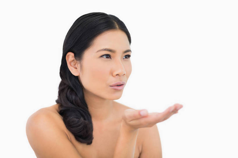 东方人,脸,头,嘴,脸颊,手,头发,一个人,捧,吻,横图,室内,特写,白天,白色背景,正面,亚洲,仅一个年轻女性,仅一个女性,仅一个人,阴影,反射,影子,注视,黄种人,裸露,肩膀,黑色,嘟嘴,观察,看,手部,撅嘴,摄影,影棚,观看,单手,察看,关注,裸,年轻女性,女人,女性,亚洲人,头部,长发,卷发,脸部,脸蛋,面部,嘴巴,嘴唇,端,端着,捧着,亲,亲吻,手捧,半身,彩图,影棚拍摄,拍摄,飞吻